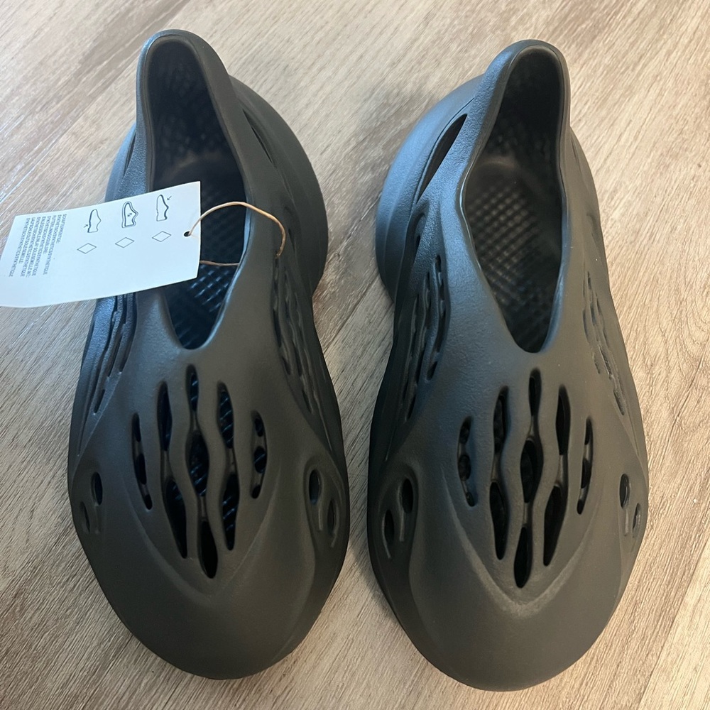 Yeezy foam runners onyx BNWT